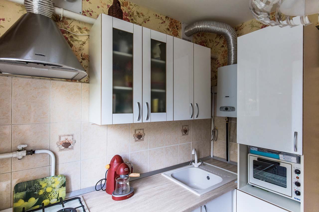 кухня хрущевка дизайн с холодильником и газовой колонкой