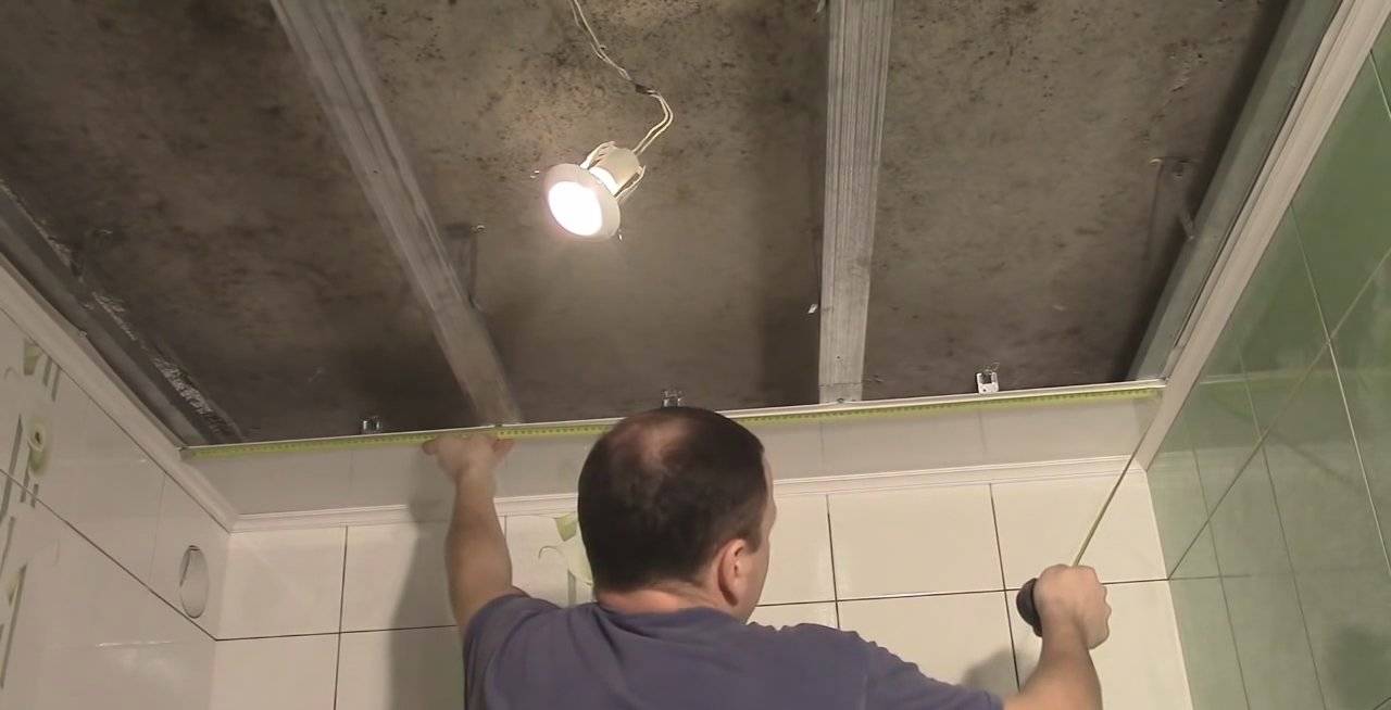 Монтаж пвх панелей на потолок - видео и пошаговая инструкция