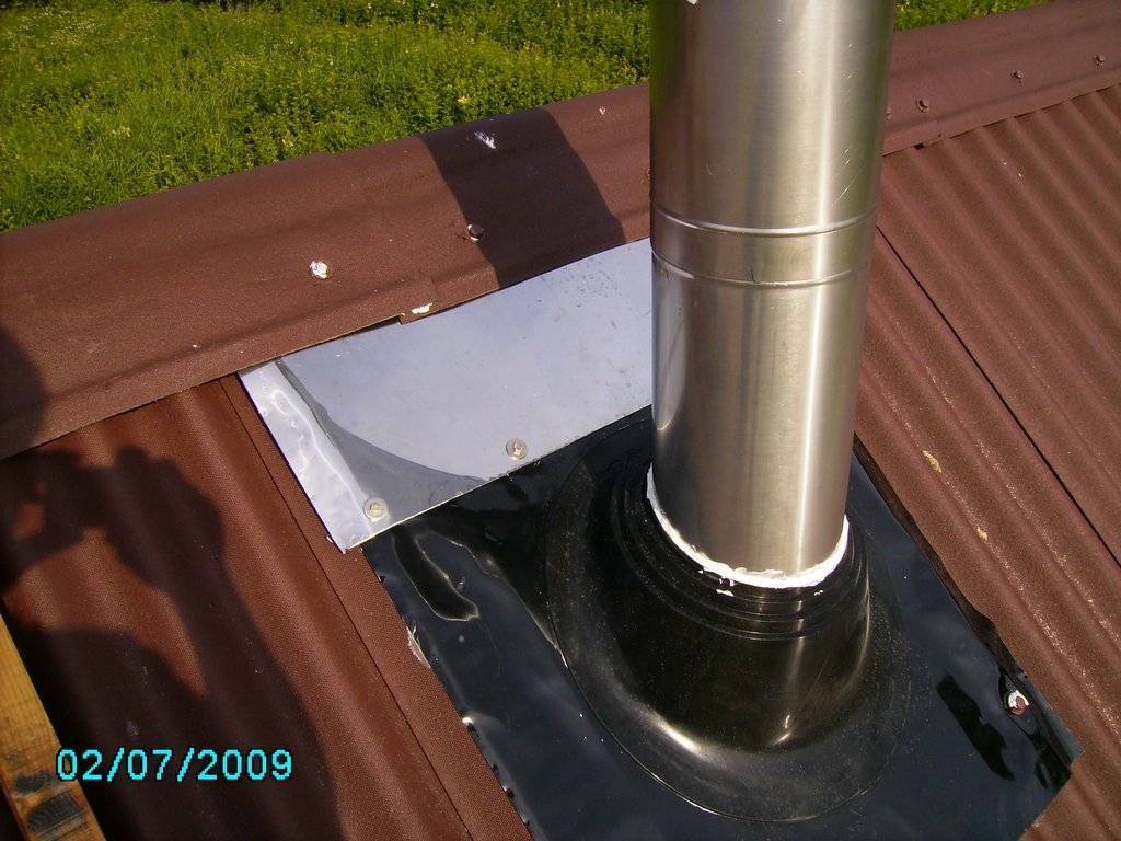 Вывод печной трубы через крышу и перекрытие: инструкция и советы
