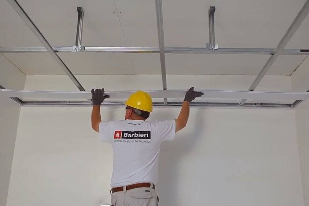 Установка пвх панелей на потолок своими руками: монтаж