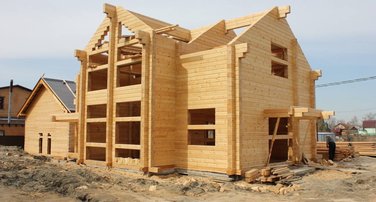 Профилированный или клееный брус: из чего лучше строить дом