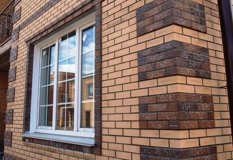 Как производится обрамление окон на фасаде дома облицовочным кирпичом + фото кладки