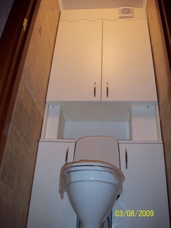 Шкафчик в туалет над или за унитазом — варианты и идеи