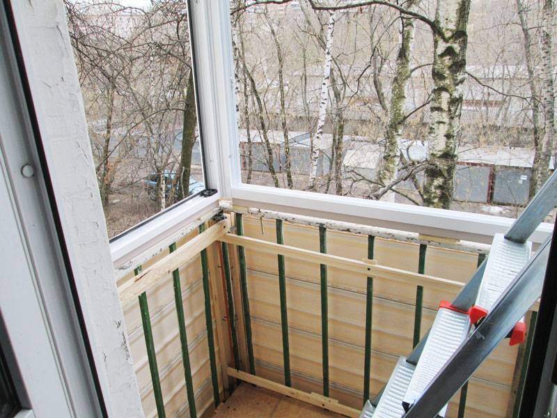 Стоит ли утеплять балкон с холодным остеклением?