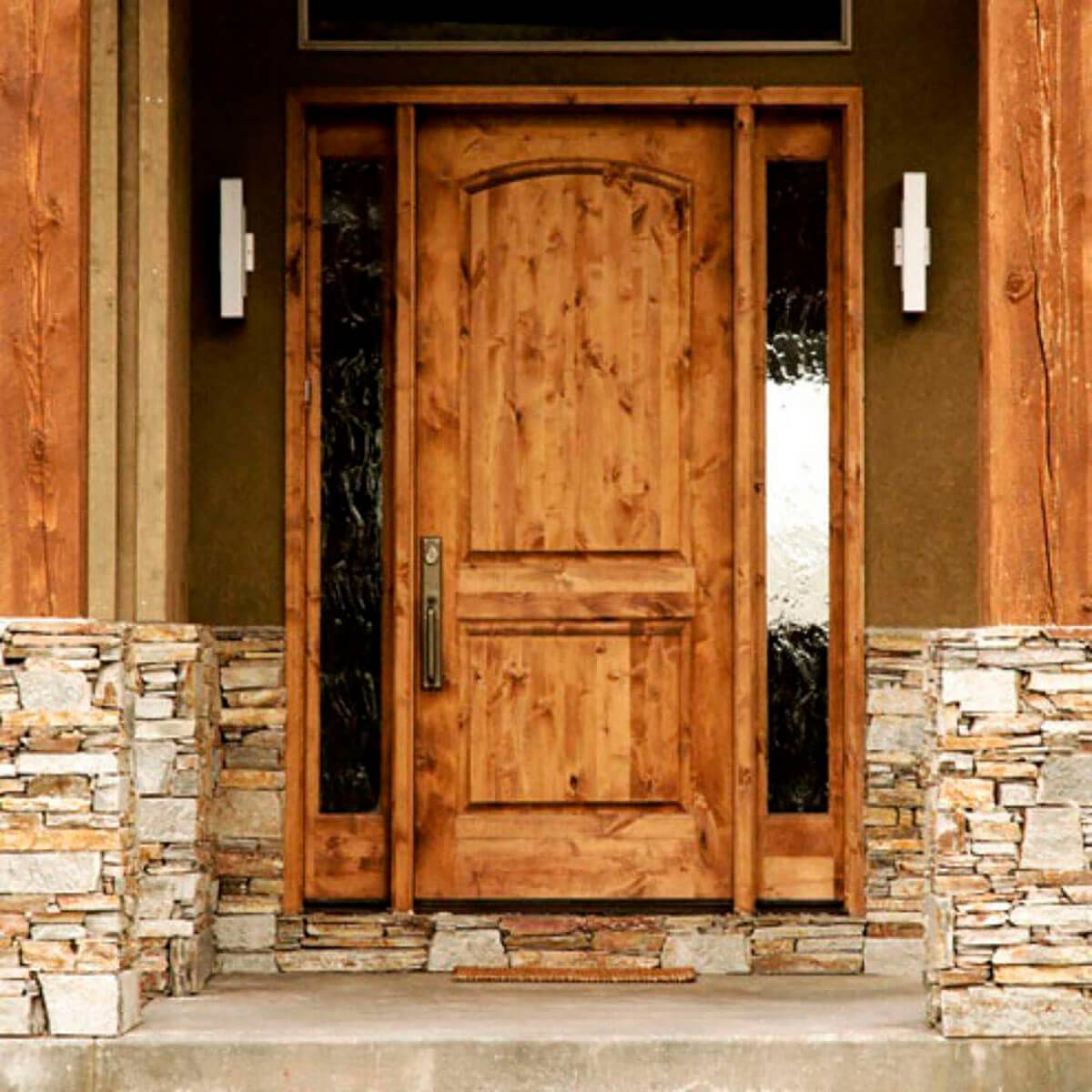 Деревянная дверь. Дверь входная деревянная. Входная дверь в деревянный дом. Двери в деревенском стиле. Хата дверей