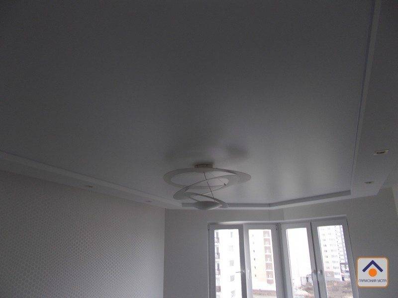 В чем отличия между матовыми и сатиновыми натяжными потолками?