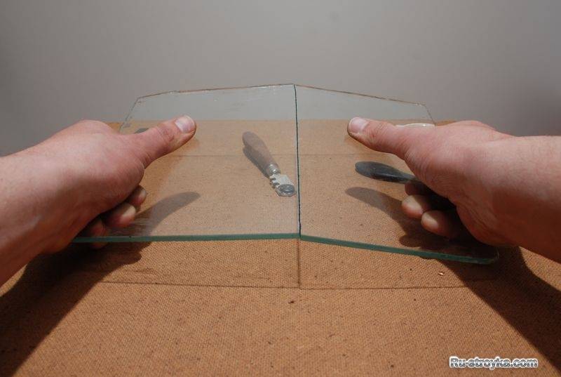 Особенности резки стекла и зеркала своими руками: инструмент, подготовка к работе, технология резки