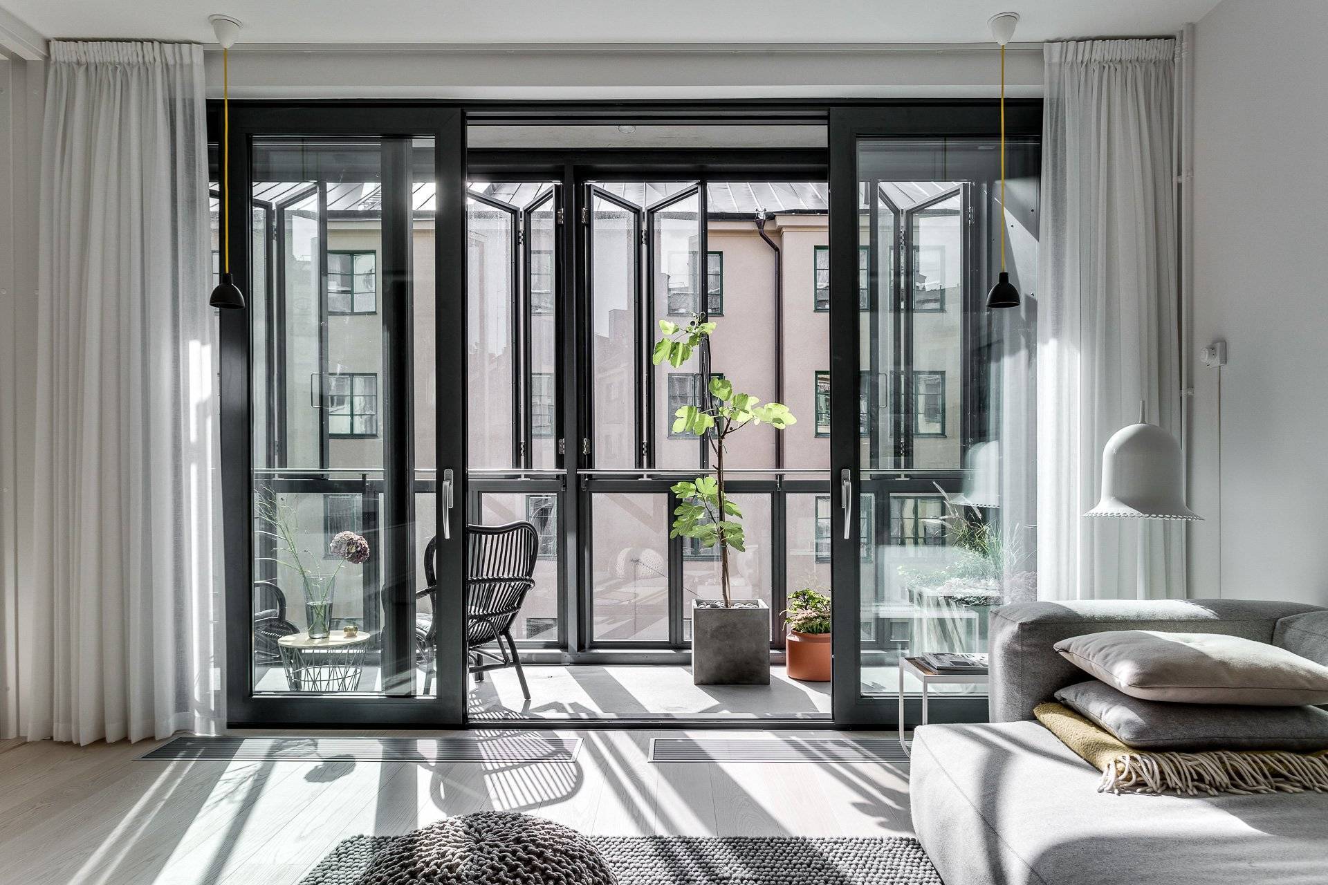 Французские окна: разновидности панорамных конструкций, преимущества и применение в интерьере квартиры