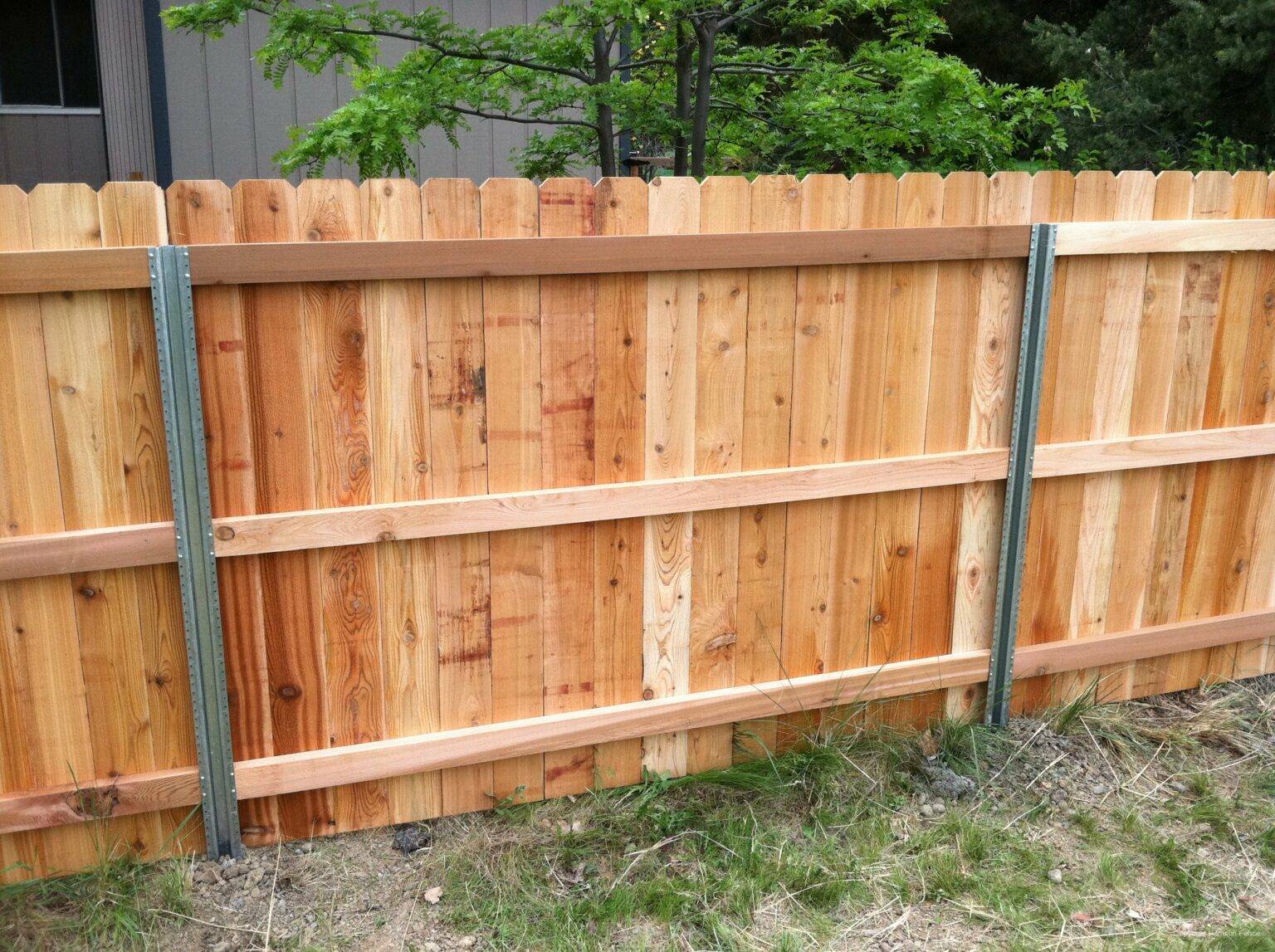 Забор на даче своими руками фото. Деревянный забор. Красивый деревянный забор. Деревянный забор для дачи. Забор из деревянных досок.
