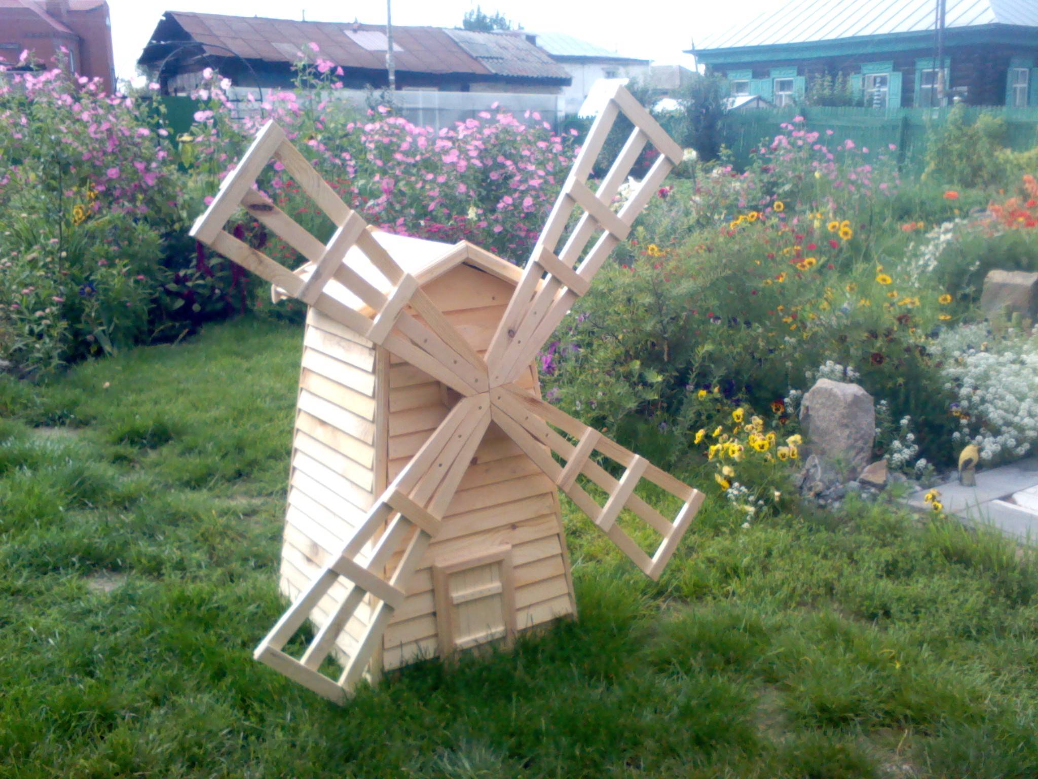 Мельница из дерева для сада на дачном участке, сделанная своими руками