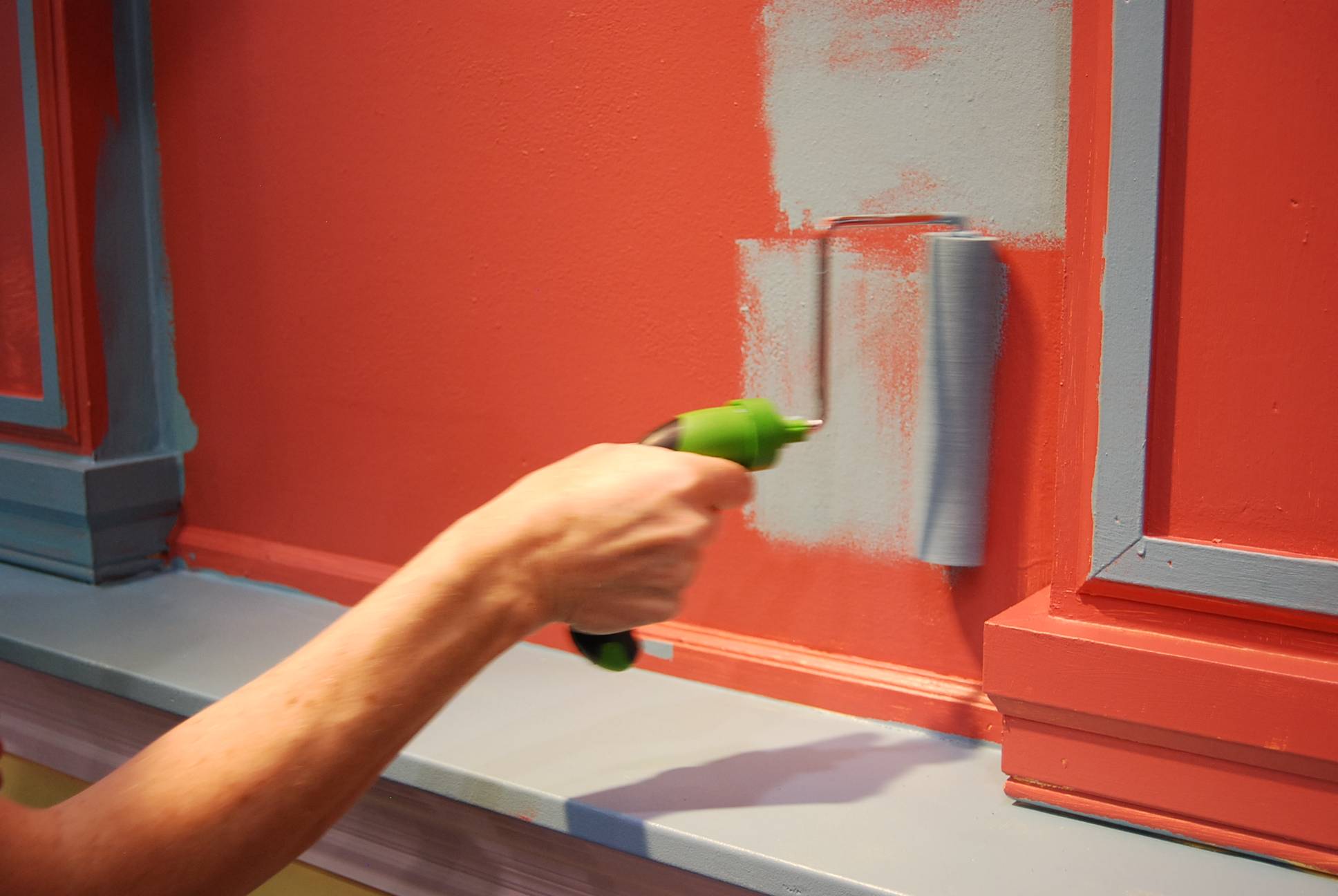 Краски для стен. можно ли красить фасадной краской внутри помещения? акриловые и силиконовые краски для внутренних работ: покраска стен помещений внутри и снаружи, окраска стен сухих и влажных помещен