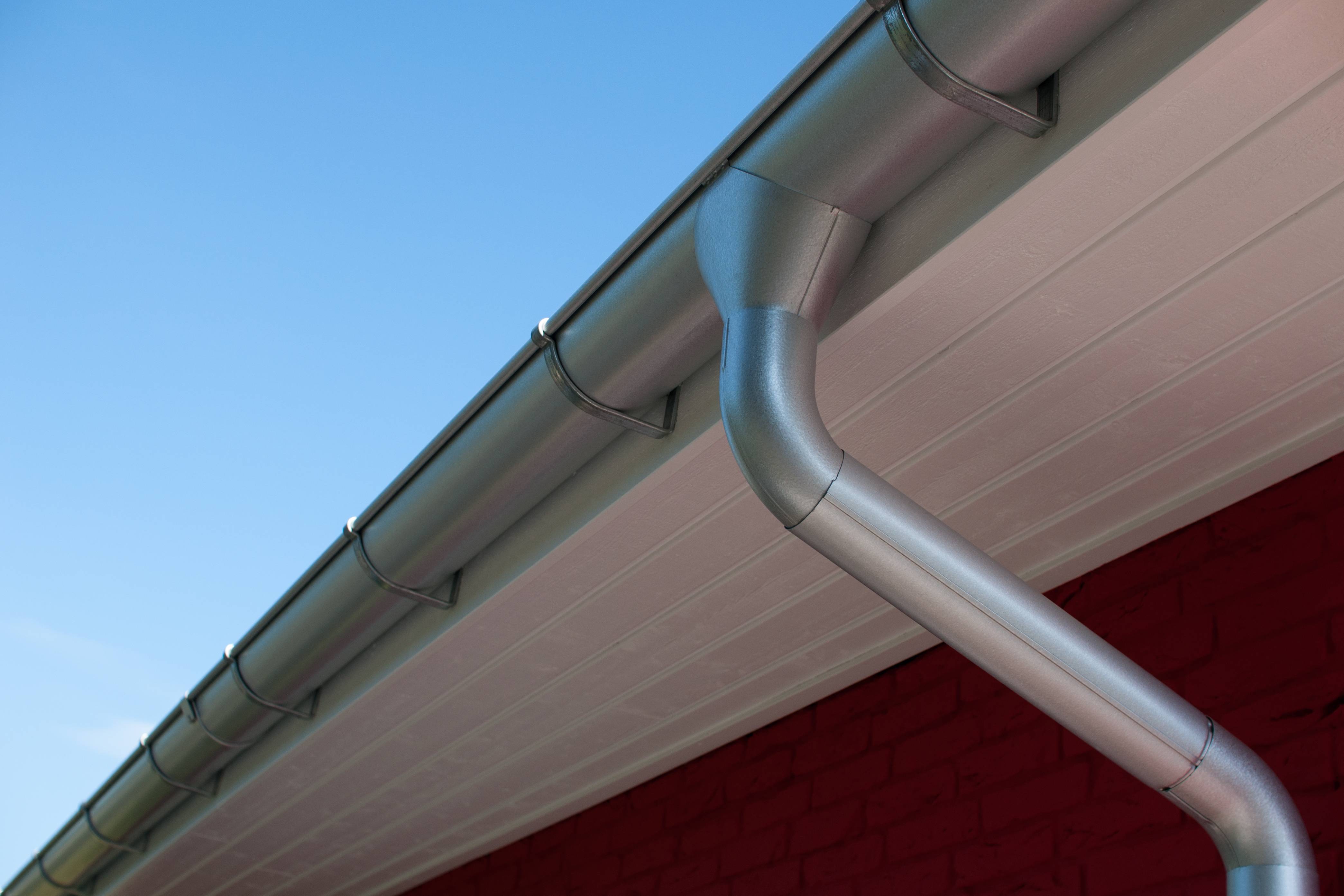 Практические советы по монтажу металлического водостока для крыши