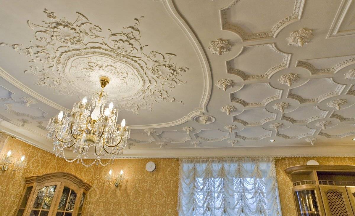Монтаж лепнины на потолке