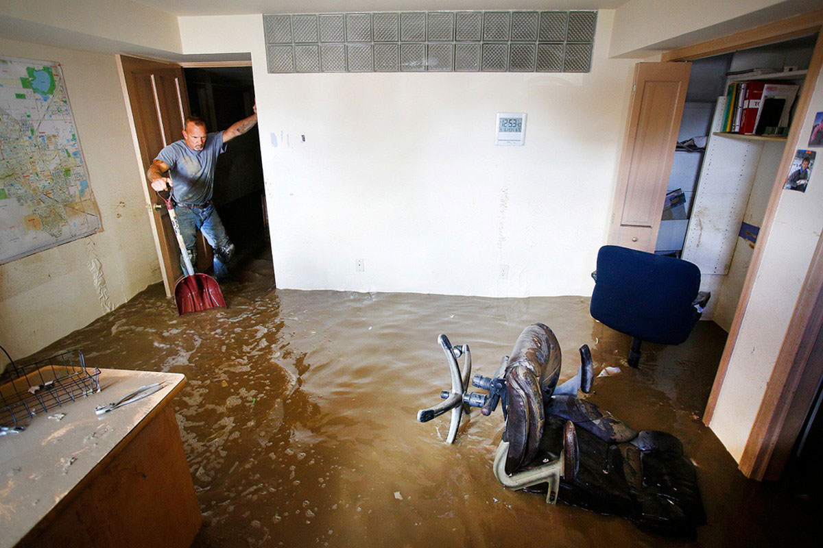Потоп в квартире. Затопление квартиры. Наводнение в квартире. Затопило квартиру.