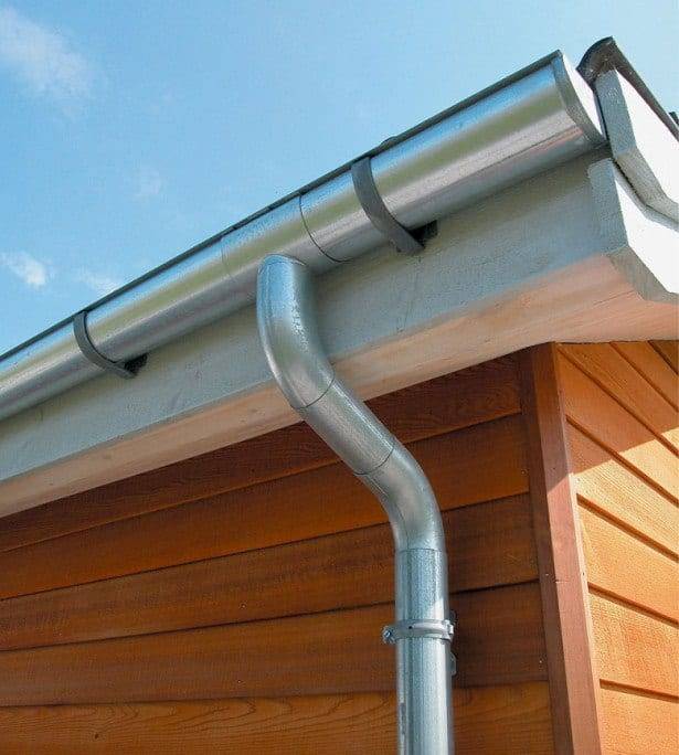 Металлические водостоки для крыши: монтаж своими руками водосточных желобов и труб