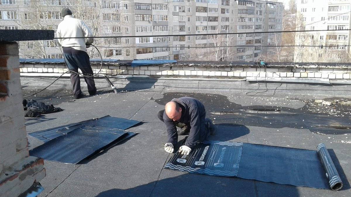 Что делать, если течёт крыша в частном доме и в многоквартирном