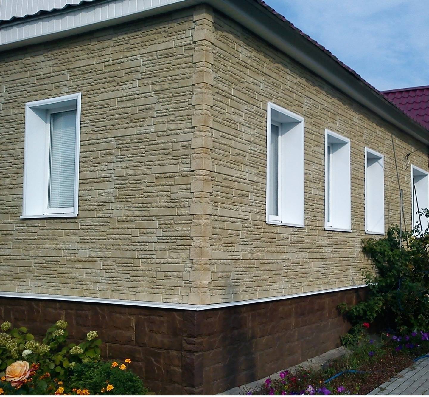 Отделка фасада дома панелями под камень: пошаговое руководство