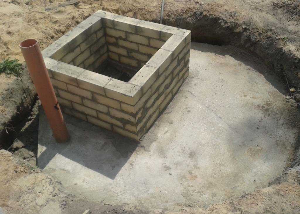 Погреб из бетонных колец: 2м, своими руками, преимущества и недостатки