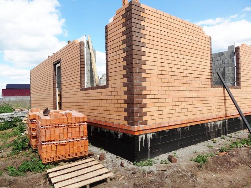 Стены дома из кирпича, газобетонных блоков, бруса, деревянный каркас – стоимость строительства.