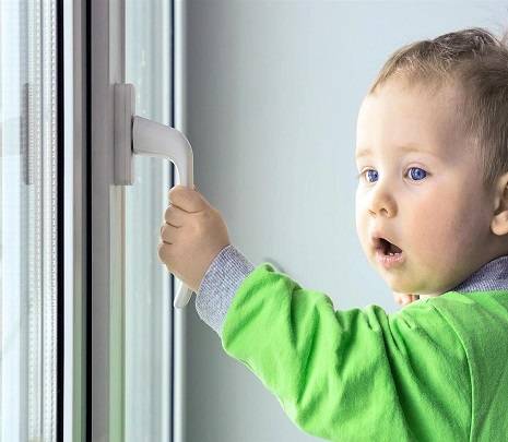 Защита на окна от детей: варианты замков, блокираторов и заглушек + лучшие производители фурнитуры для безопасности