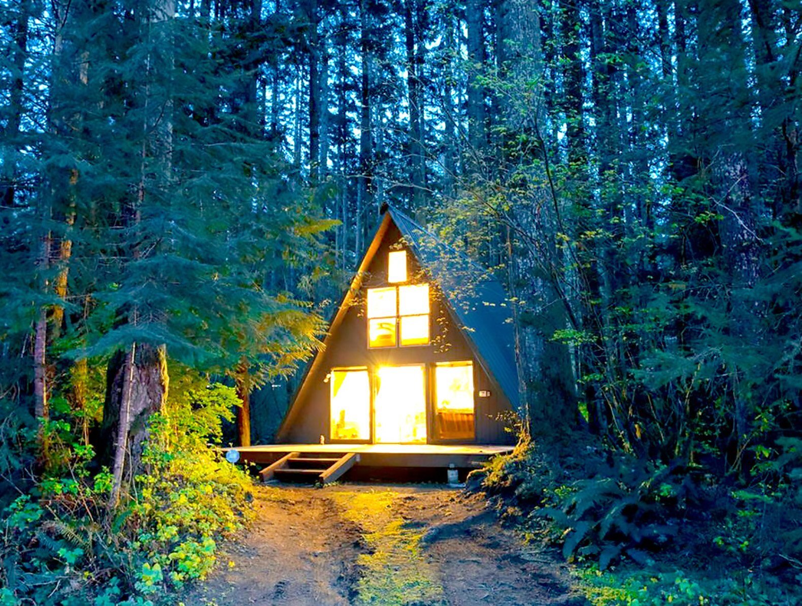 Домик. Треугольные домики в лесу с озером. Домик в лесу издали. Фотообои треугольных домиков в лесу. Треугольный дом обои на рабочий стол.