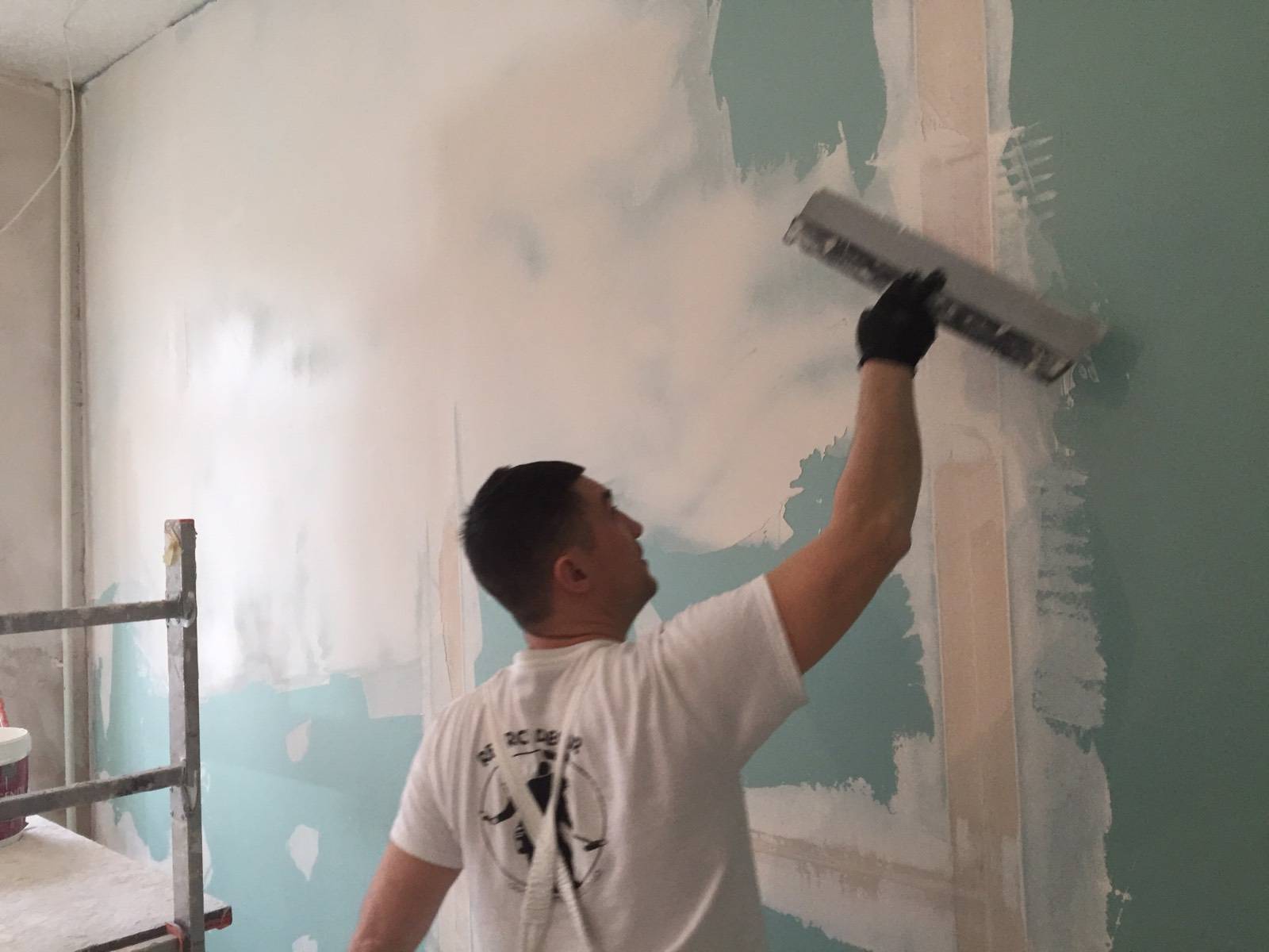 Как шпаклевать стены под покраску: видео-инструкция по монтажу своими руками, чем лучше, технология шпаклевания, цена, фото