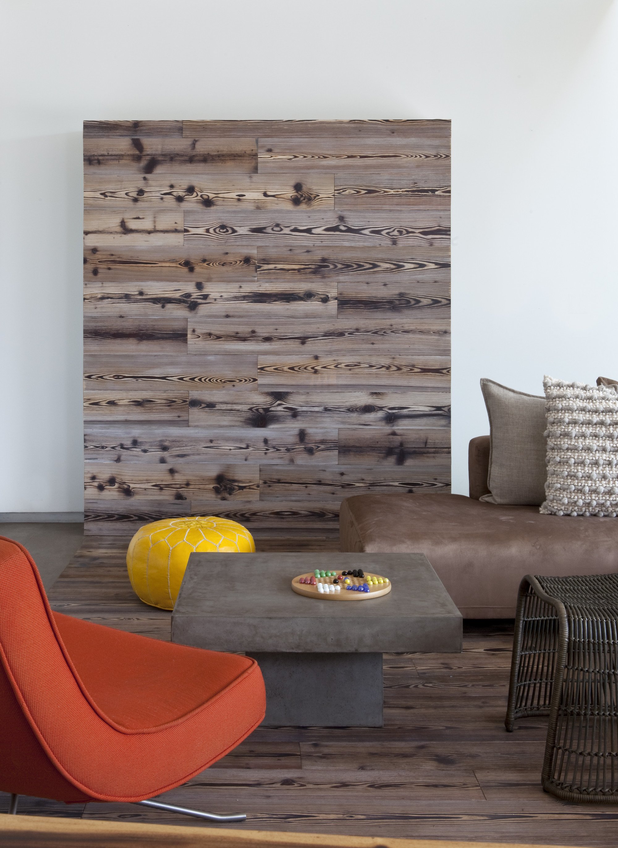 Ламинат на стене в гостиной – оригинальное решение для стильного интерьера