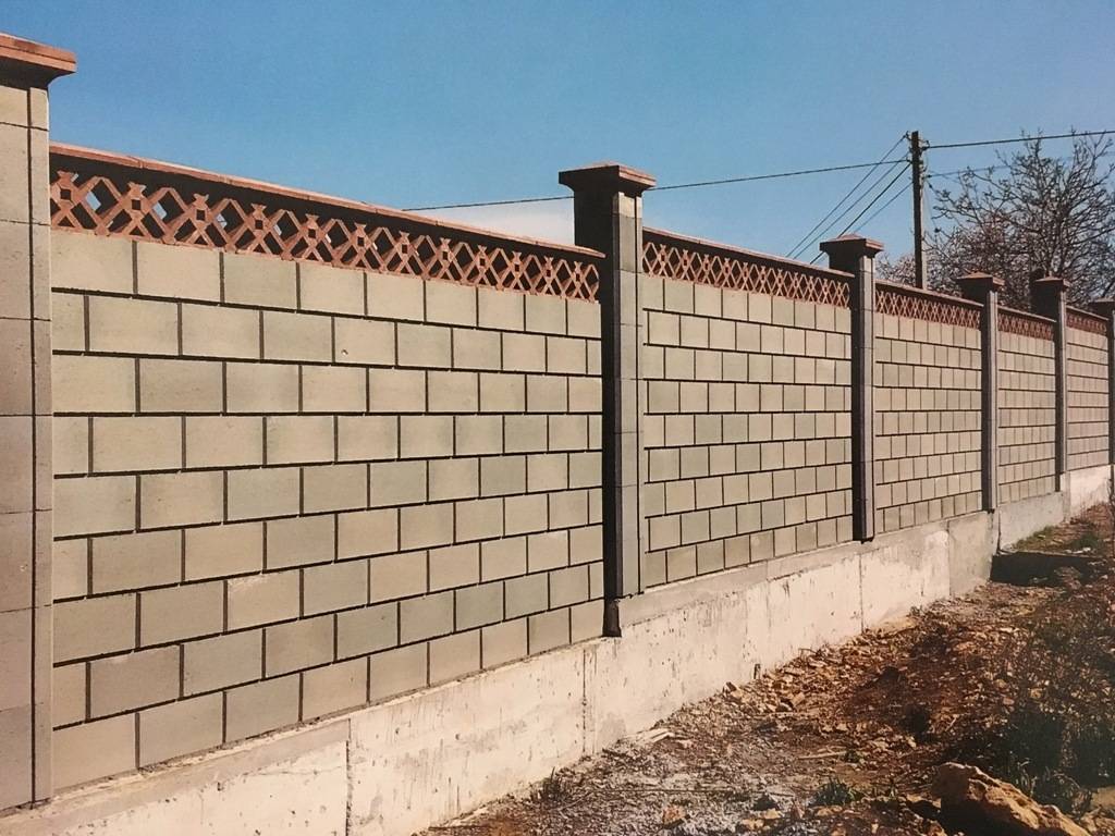 Универсальное ограждение – забор из бетона и наборных блоков