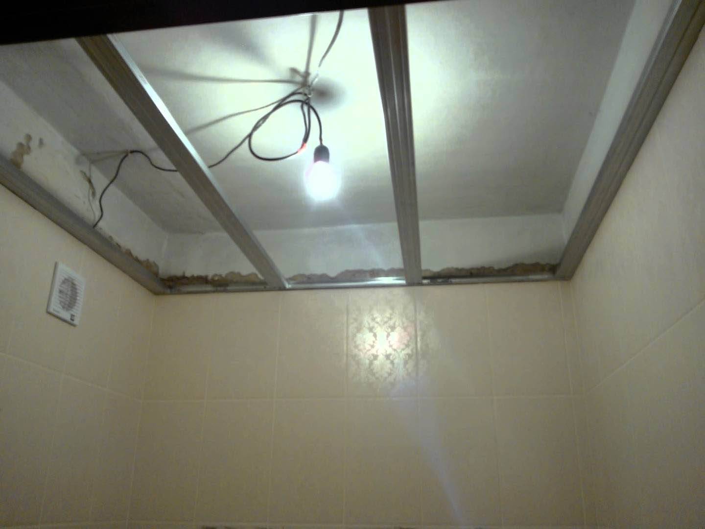 Как сделать потолок в ванной из панелей. Панельный потолок в ванной. Потолок в ванную из ПВХ. Потолок из пластика. Потолок из пластиковых панелей.