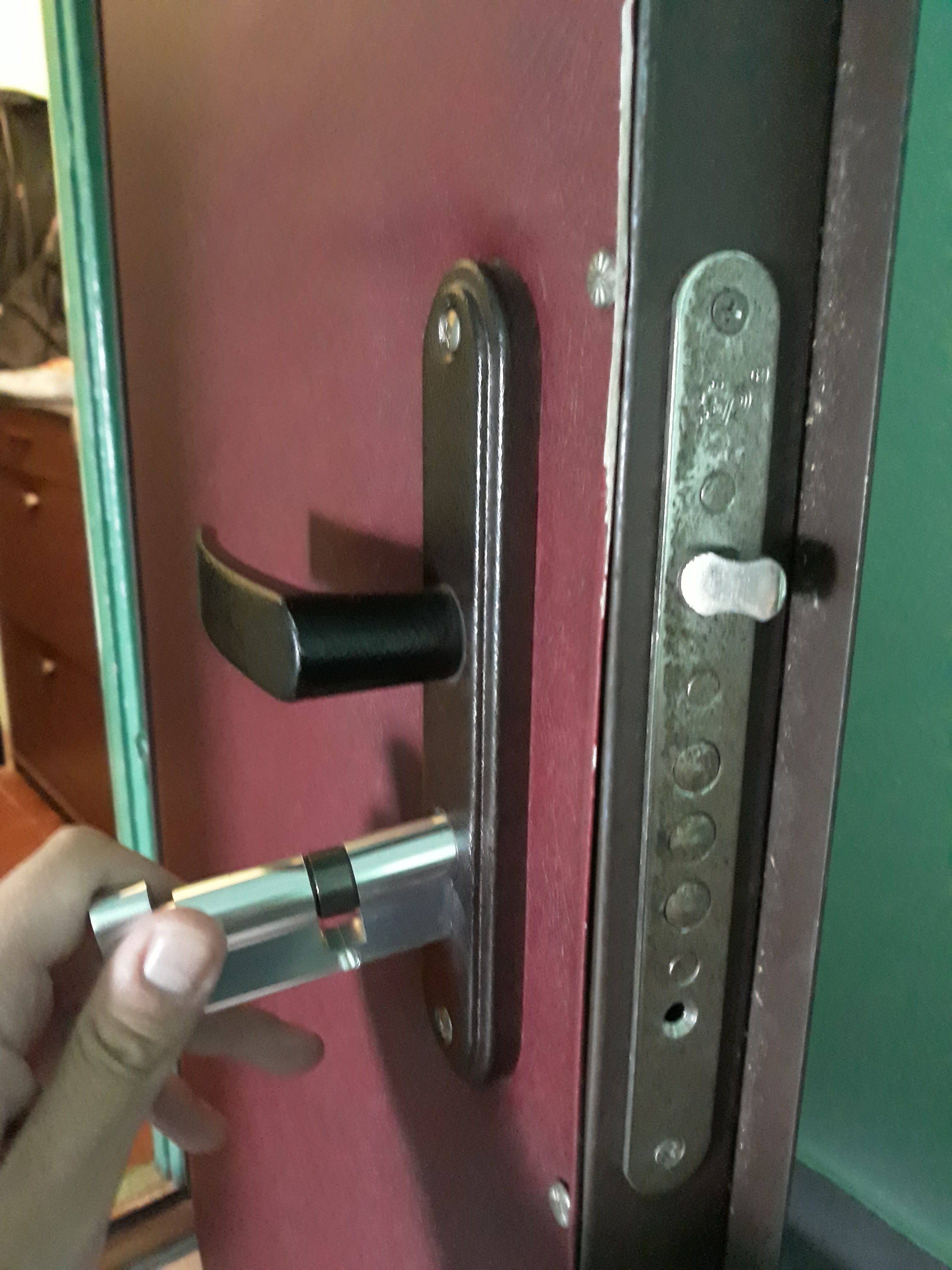 Как заменить личинку замка входной двери без ключа своими руками, пошаговая инструкция