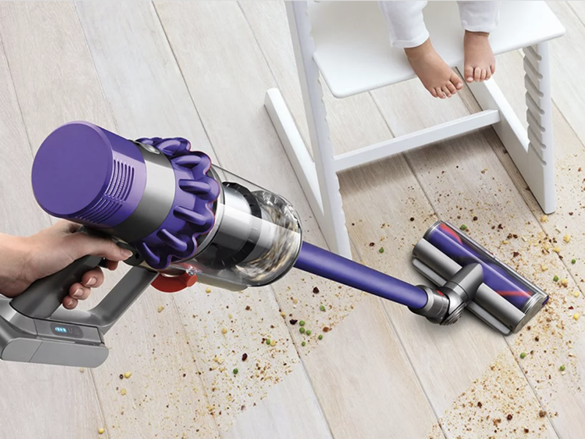 Дайсон страна. Пылесос Dyson 2021. Aspirateur Dyson v10. Дайсон пылесос фиолетовый. Техника Дайсон в интерьере.