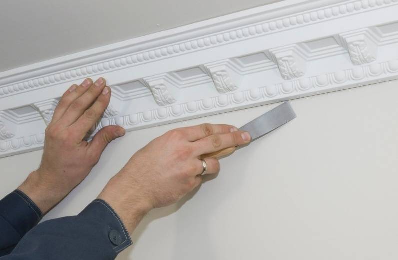 Чем приклеить пластиковый плинтус для потолка, технология фиксации, чем прижать плинтус к потолку быстро и крепко своими руками.