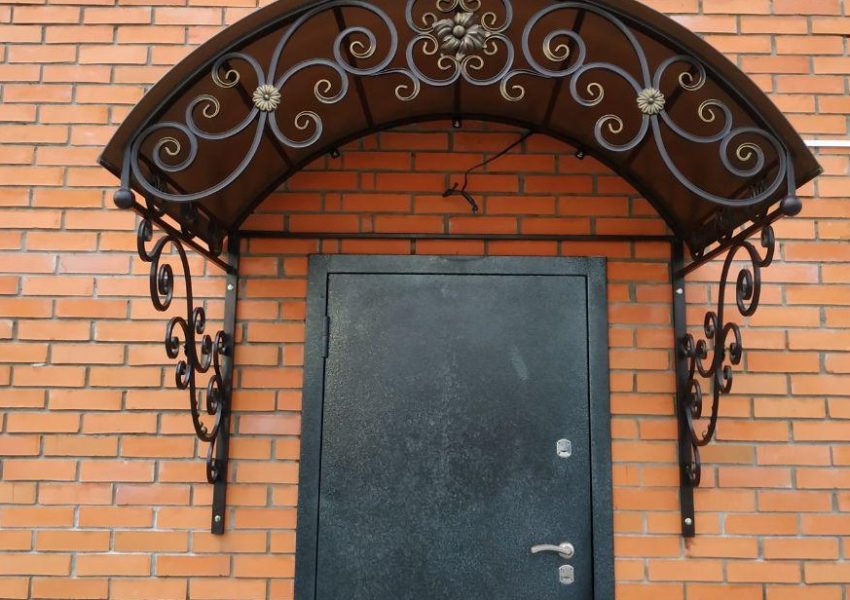 Кованые козырьки и навесы над крыльцом частного дома, перила и ограждения их металла с ковкой